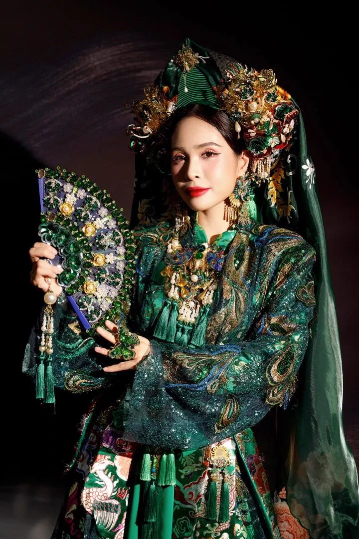 Ca nương trong bộ Việt phục màu xanh lục