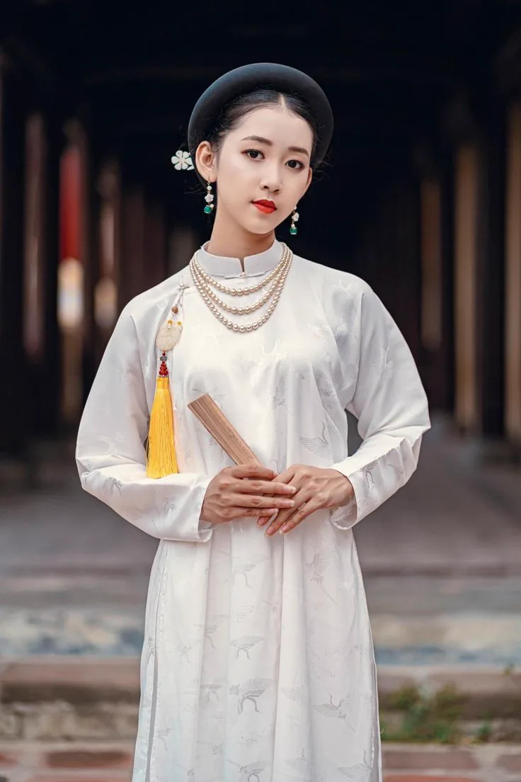 Thiếu nữ mặc áo dài trắng truyền thống